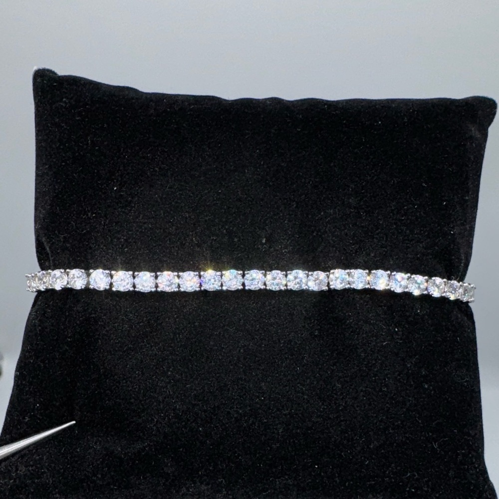 18k 9.2ct Tennis Bracelet - Picture 12 of 14
